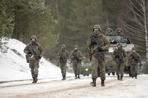 Binh sĩ NATO làm thế nào để sống sót trong giá lạnh ở vùng hoang dã?